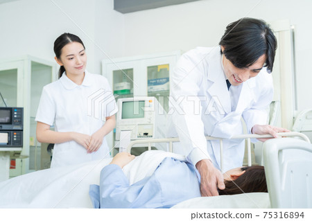 Hospital medical ICU doctor doctor nurse hospitalization Hospital medical ICU doctor doctor nurse hospitalization 75316894