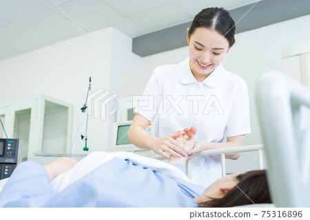 Hospital medical ICU nurse hospitalization 75316896