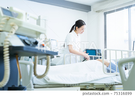 Hospital medical ICU nurse hospitalization 75316899