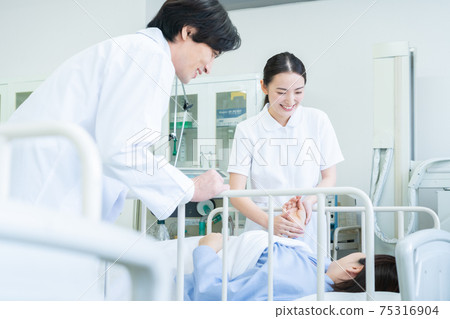 Hospital medical ICU doctor doctor nurse hospitalization 75316904