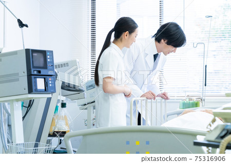 Hospital medical ICU doctor doctor nurse hospitalization 75316906