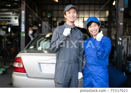 汽車修理工在工廠工作 75317021