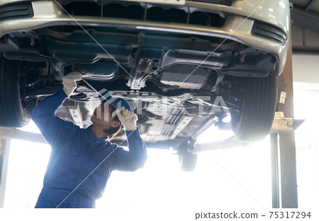 Auto mechanic working in a factory 75317294