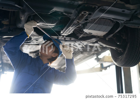 Auto mechanic working in a factory 75317295