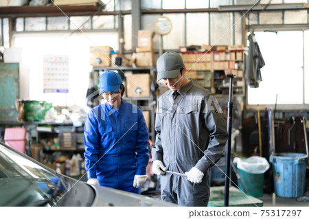 汽車修理工在工廠工作 汽車修理工在工廠工作 75317297