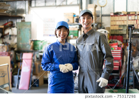 汽車修理工在工廠工作 汽車修理工在工廠工作 75317298