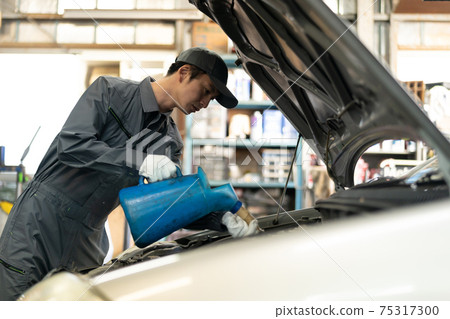 汽車修理工在工廠工作 汽車修理工在工廠工作 75317300