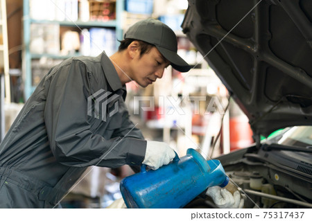 Auto mechanic working in a factory 75317437