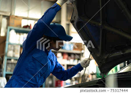 Auto mechanic working in a factory 75317444