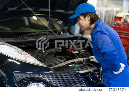 汽車修理工在工廠工作 75317574
