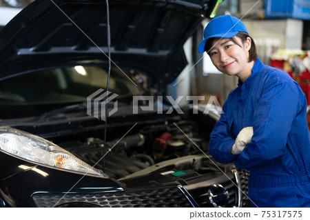 汽車修理工在工廠工作 75317575