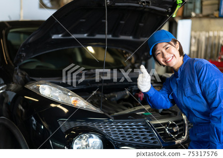 汽車修理工在工廠工作 75317576