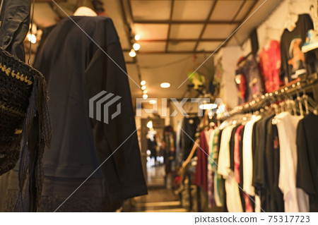 一家二手服裝店內部的照片 75317723