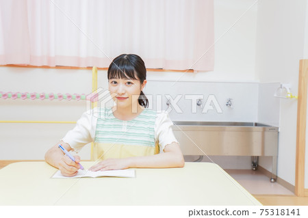 年輕的幼兒園老師做辦公室工作 75318141