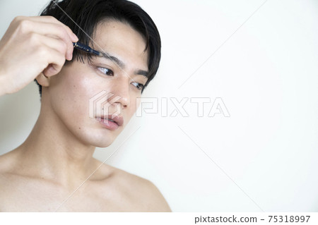 男人寫眉毛 75318997