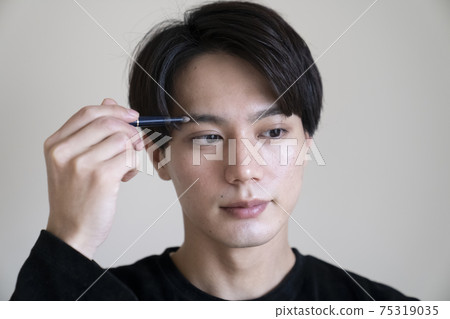 男人寫眉毛 75319035