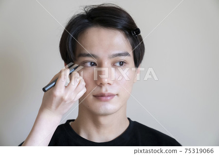 A man who puts on makeup A man who puts on makeup 75319066