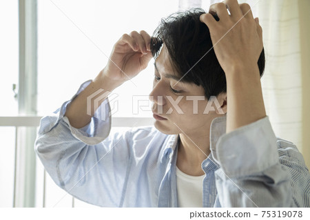 一個正在穿衣服的男人 75319078