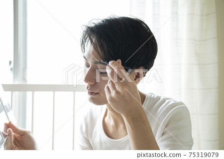 男人寫眉毛 75319079