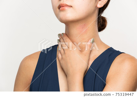 女人的脖子發炎。 75319447