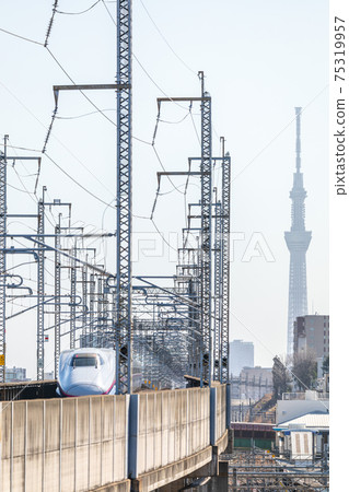 “東京”高架的新幹線和東京的東京晴空塔 75319957