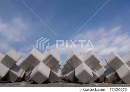 安裝前的消波塊 75320073