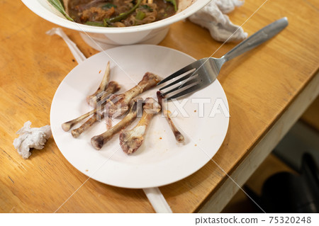 Empty plates of delicious street leftover food Empty plates of delicious street leftover food 75320248