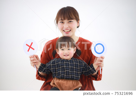 〇 × Parent and child with a bill 75321696