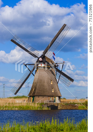 Windmills in Kinderdijk - Netherlands Windmills in Kinderdijk - Netherlands 75321966