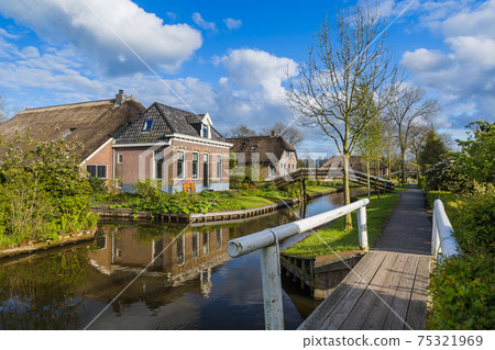 Typical dutch village Giethoorn in Netherlands 75321969