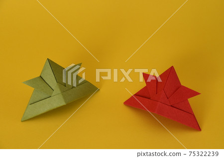 頭盔摺紙黃色背景 頭盔摺紙黃色背景 75322239