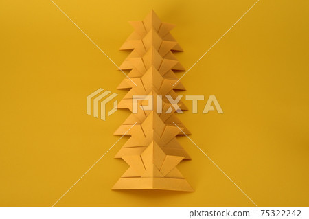 頭盔摺紙黃色背景 頭盔摺紙黃色背景 75322242