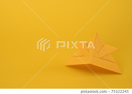 頭盔摺紙黃色背景 頭盔摺紙黃色背景 75322245
