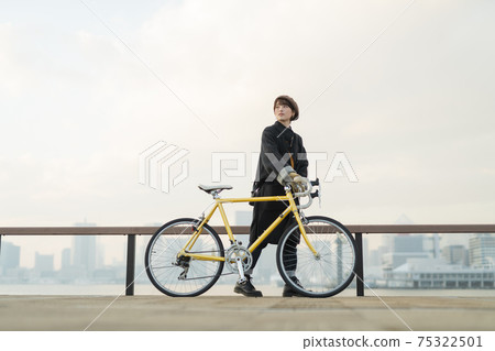 A woman walking along the beach 75322501