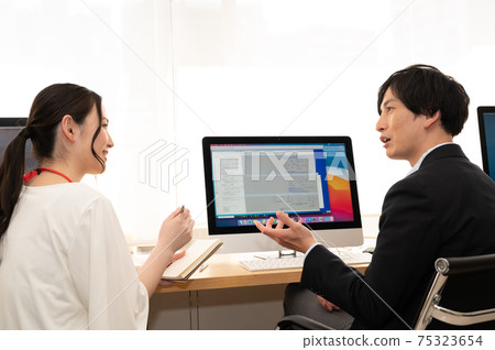 女工程師諮詢在電腦前的同事 女工程師諮詢在電腦前的同事 75323654