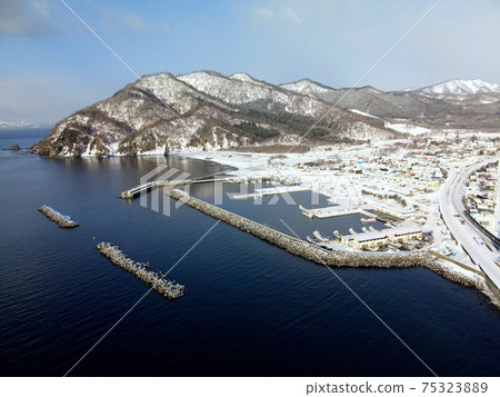 Aerial view of snow scene at Rebun fishing port in Toyoura-cho, Hokkaido in early spring Aerial view of snow scene at Rebun fishing port in Toyoura-cho, Hokkaido in early spring 75323889
