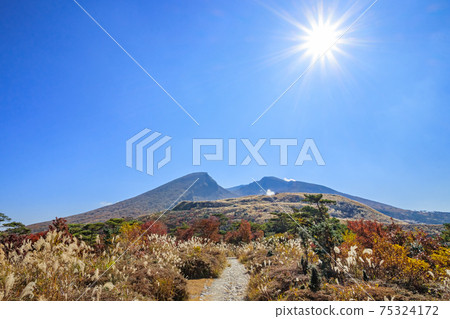 秋季的埃比諾高原卡拉國山和山間小道，宮崎縣埃比諾市 75324172