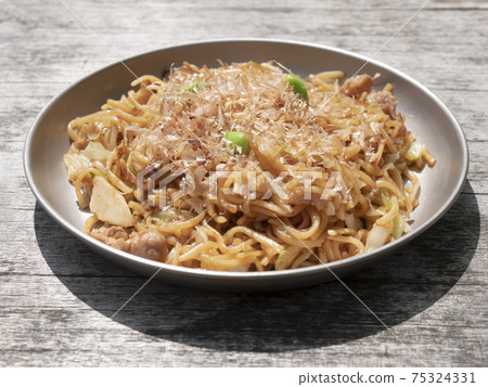在山區和野營中煮熟的戶外米飯和山米[炒麵] 75324331