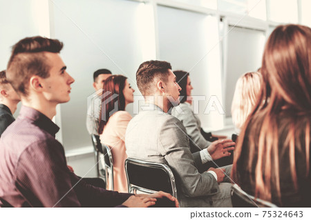 close up. business seminar participants ask questions. 75324643