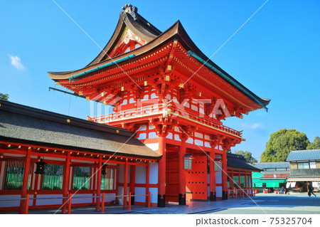 [京都府]伏見稻荷大社在晴朗的天空下 75325704