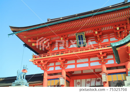 [Kyoto Prefecture] Fushimi Inari Taisha Shrine under clear skies 75325708