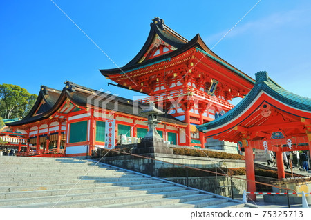 [京都府]伏見稻荷大社在晴朗的天空下 75325713