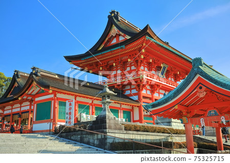 [京都府]伏見稻荷大社在晴朗的天空下 75325715