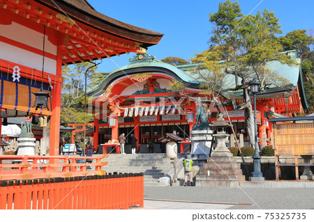[Kyoto] Fushimi Inari Taisha Shrine under clear skies 75325735