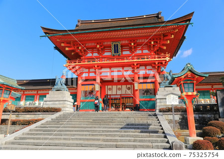 [Kyoto Prefecture] Fushimi Inari Taisha Shrine under clear skies 75325754