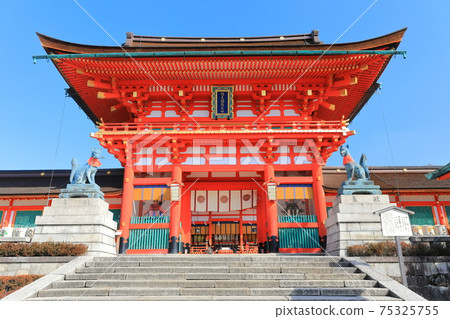 [京都府]伏見稻荷大社在晴朗的天空下 75325755