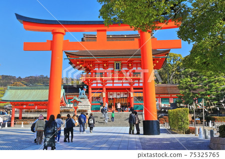 [Kyoto Prefecture] Fushimi Inari Taisha Shrine under clear skies 75325765