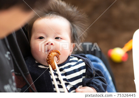 Celebration of the beginning of eating at home Celebration of the beginning of eating at home 75326445