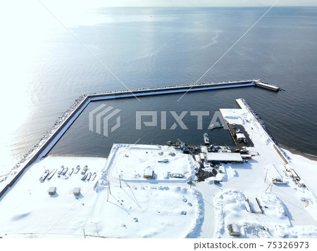 初春的北海道豐浦町衝石漁港雪景鳥瞰圖 初春的北海道豐浦町衝石漁港雪景鳥瞰圖 75326973