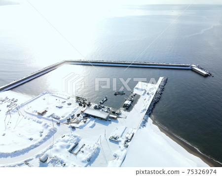 Aerial view of the snow scene of Okishi Fishing Port, Toyoura Town, Hokkaido in early spring Aerial view of the snow scene of Okishi Fishing Port, Toyoura Town, Hokkaido in early spring 75326974